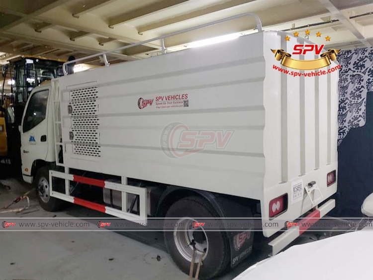 Road Jetting Truck FOTON - Loading into RORO vessel Road Jetting Truck FOTON - Loading into RORO vessel